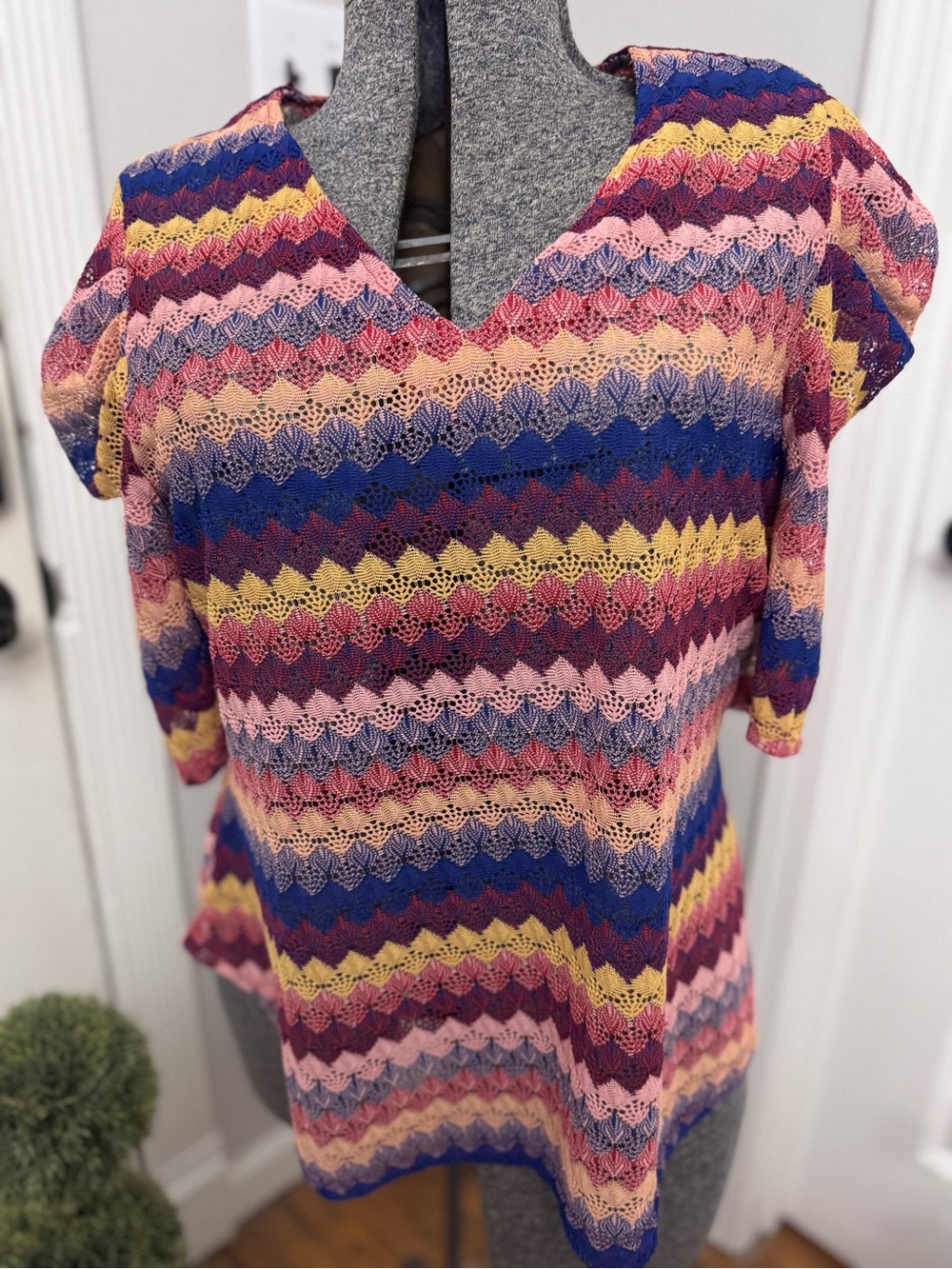 Women’s Cato Multicolor Chevron Knit V-Neck Top Large